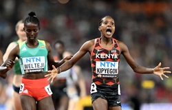 "Nữ hoàng 1.500m" Faith Kipyegon vô địch thế giới ở đường chạy Nguyễn Thị Oanh tham dự