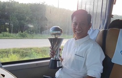 U23 Việt Nam nhận thưởng bạc tỷ, HLV Hoàng Anh Tuấn ‘khoe” cúp vô địch