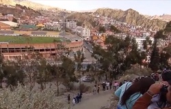 Người hâm mộ Bolivia leo núi xem Argentina của Messi tập luyện