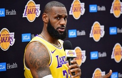 Phản ứng hài hước của LeBron James khi trở thành cầu thủ già nhất NBA