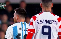 Messi bị cầu thủ Paraguay nhổ nước bọt trong trận đấu