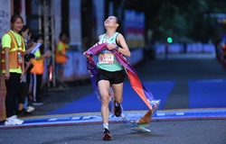 “Ớt tiêu” Lê Thị Tuyết xếp trên hàng loạt VĐV nam, gây ấn tượng mạnh ở giải marathon quốc tế di sản Hà Nội