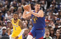 Nikola Jokic đạt triple-double, Denver Nuggets vượt qua LA Lakers trong đêm trao nhẫn vô địch NBA