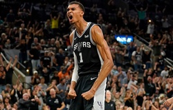 Wembanyama toả sáng phút chót giải cứu San Antonio Spurs