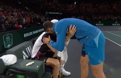 Novak Djokovic "đốn tim" người hâm mộ với cử chỉ đẹp dành cho Dimitrov