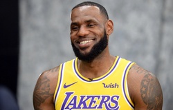 LeBron James “bật ngửa" khi biết anh già hơn HLV đối thủ trong ngày cán mốc 39.000 điểm