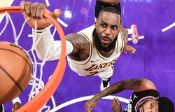 LeBron James úp rổ tuyệt đẹp trên đầu Paul George, Lakers đánh bại kình địch LA Clippers