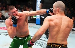 UFC 297: "Tê giác" Dricus Du Plessis vượt qua Sean Strickland, lấy đai vô địch hạng trung