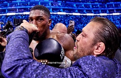 Sau màn "đổ bia vào miệng", Conor McGregor chỉ thốt đúng 3 từ khi Anthony Joshua knock-out Francis Ngannou