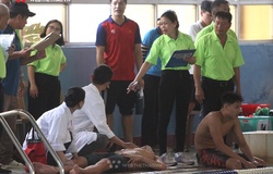 Dùng… bìa carton quạt mát cho VĐV kiệt sức, nhập viện cấp cứu ở giải bơi VĐQG bể 25m