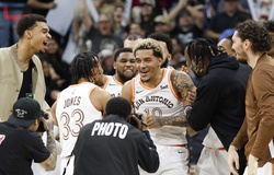 Wembanyama ngồi ngoài, San Antonio Spurs vẫn "bón hành" cho Phoenix Suns