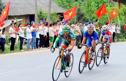 Các cua-rơ mạnh nhất Việt Nam thần tốc di chuyển ra dự Giải đua xe đạp về Điện Biên Phủ năm 2024