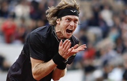 Andrey Rublev nổi điên đập vợt vì màn trình diễn thất vọng tại Roland Garros 2024
