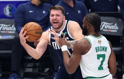 Luka Doncic bị đuổi hiệp 4, Boston Celtics chạm một tay vào cúp vô địch NBA 2024