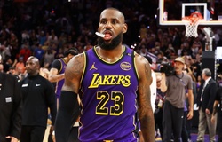 Cố tình ném phạt trượt, LeBron James vẫn không thể cản Lakers thua trận đầu tiên từ đầu mùa