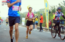 Nguyễn Thị Oanh "bật mí" chuyện phá kỷ lục trên đường chạy Viettel Marathon 2024 chặng Việt Nam