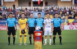 Bi hài trọng tài V.League: Quên cả luật, HLV ngán ngẩm