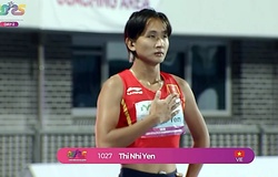 Trần Thị Nhi Yến nhận thưởng nóng cho tấm HCĐ 100m nữ Vô địch điền kinh châu Á