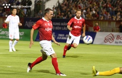 Đẳng cấp Quỷ đỏ đích thực ở Michael Owen phô diễn trên sân Hòa Xuân