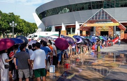 Khán giả xếp hàng dài chờ đợi hơn 1 ngày chờ trận chung kết bóng chuyền VTV Cup 2025