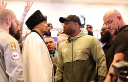 Usyk vs Dubois 2 chứng kiến hai võ sỹ face-off sôi sục