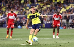 Câu chuyện về tiền đạo người Anh vô danh đang cạnh tranh ghi bàn với Messi ở MLS