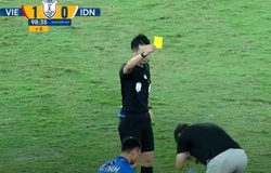 HLV Kim Sang Sik chắp tay lạy trọng tài, trợ lý Indonesia nhận thẻ đỏ vì “chơi bẩn”
