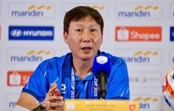 HLV Kim Sang Sik lý giải “chiêu” rải chai nước cản U23 Indonesia ném biên