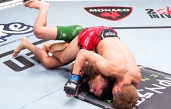 Võ sĩ UFC dùng đòn trăn cuốn cực dị "xé dây chằng" đối thủ