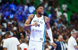 Vào sân 15 phút ghi 25 điểm, Giannis Antetokounmpo oanh tạc tuyển Latvia tiền EuroBasket 2025