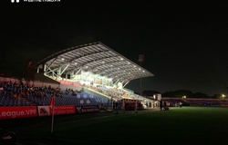 Sân Hà Tĩnh gặp sự cố chiếu sáng sau cơn bão số 5, trận đấu gián đoạn