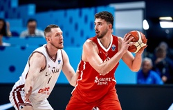 “Tiểu Jokic” Alperen Sengun làm nên lịch sử bóng rổ Thổ Nhĩ Kỳ, hạ gục Latvia tại FIBA EuroBasket 2025