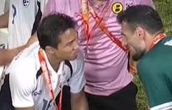 Khoảnh khắc bất ngờ: Cầu thủ Iraq làm điều lạ khi tiến gần “Messi Thái” sau pha triệt hạ