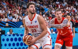 "Tiểu Jokic" Alperen Sengun rực sáng trời Âu, Thổ Nhĩ Kỳ nối dài mạch bất bại ở EuroBasket 2025