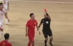 Thẻ đỏ xấu xí của cầu thủ Trung Quốc trong trận thua muối mặt trước futsal Việt Nam