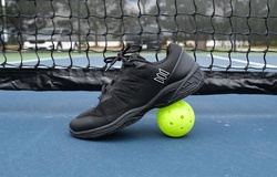 Giày pickleball và giày tennis: Sự khác biệt và lựa chọn phù hợp