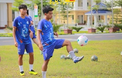 Xúc động chuyện chàng sinh viên Chăm phụ hồ, bốc vác theo con chữ và đam mê bóng đá