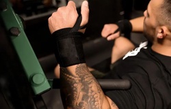 Trang bị bảo vệ khớp cổ tay và đầu gối - Chìa khóa giúp người chơi cầu lông tránh xa chấn thương