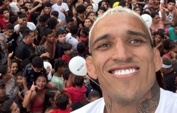 Charles Oliveira tổ chức tiệc cho hàng trăm trẻ em sau chiến thắng tại UFC Rio