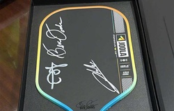 Vợt Pickleball độc nhất với chữ ký các ngôi sao thế giới được gây quỹ ủng hộ đồng bào vùng lũ 