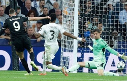 Courtois và phép màu trước Vlahovic gợi nhớ đến Casillas trước Robben tại World Cup