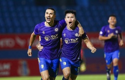 Nụ cười chiến thắng cho Harry Kewell và Đỗ Hoàng Hên ở trận đấu có 3 quả penalty