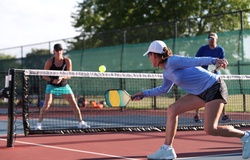 Những cú đánh trong pickleball mà bạn cần thành thạo