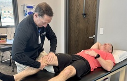 Bác sĩ chấn thương chỉnh hình phân tích làn sóng chấn thương do Pickleball gây ra