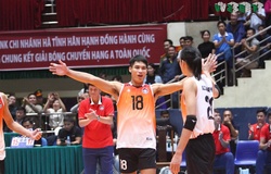 Bóng chuyền nam Hà Tĩnh nhận thưởng nóng sau khi vào chung kết giải hạng A