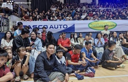 “Vỡ sân” bóng chuyền ở Hà Tĩnh: Khán giả chen kín, ngồi tràn đường pitch