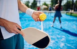 Góc khuất đằng sau tiếng "póc" của pickleball: Niềm vui hay cơn ác mộng?
