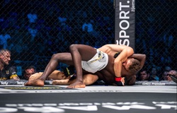 Trọng tài MMA nhìn võ sĩ bị siết cổ 19 giây mới dừng, fan phẫn nộ