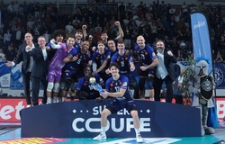 HLV bóng chuyền vừa giúp đội vô địch lập tức từ chức gây sốc