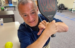 Cổ tay bị đau khi chơi pickleball? Nguyên nhân và cách hồi phục